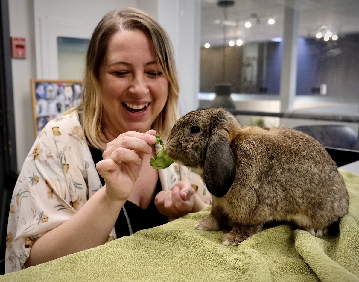 Fanny-Claudie Solomon avec le lapin Robert