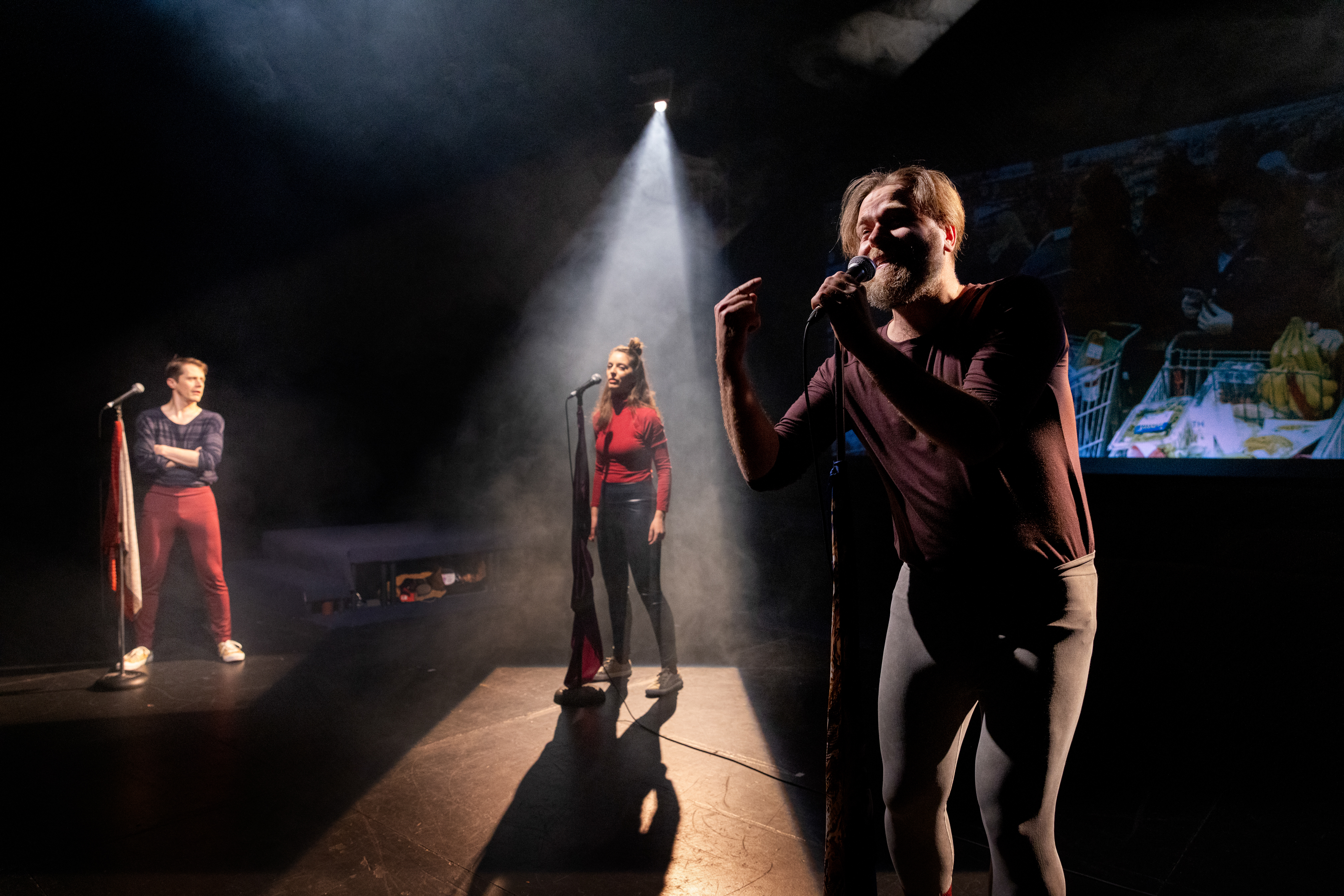 La pièce de théâtre amène le spectateur dans un futur proche et une société profondément divisée.