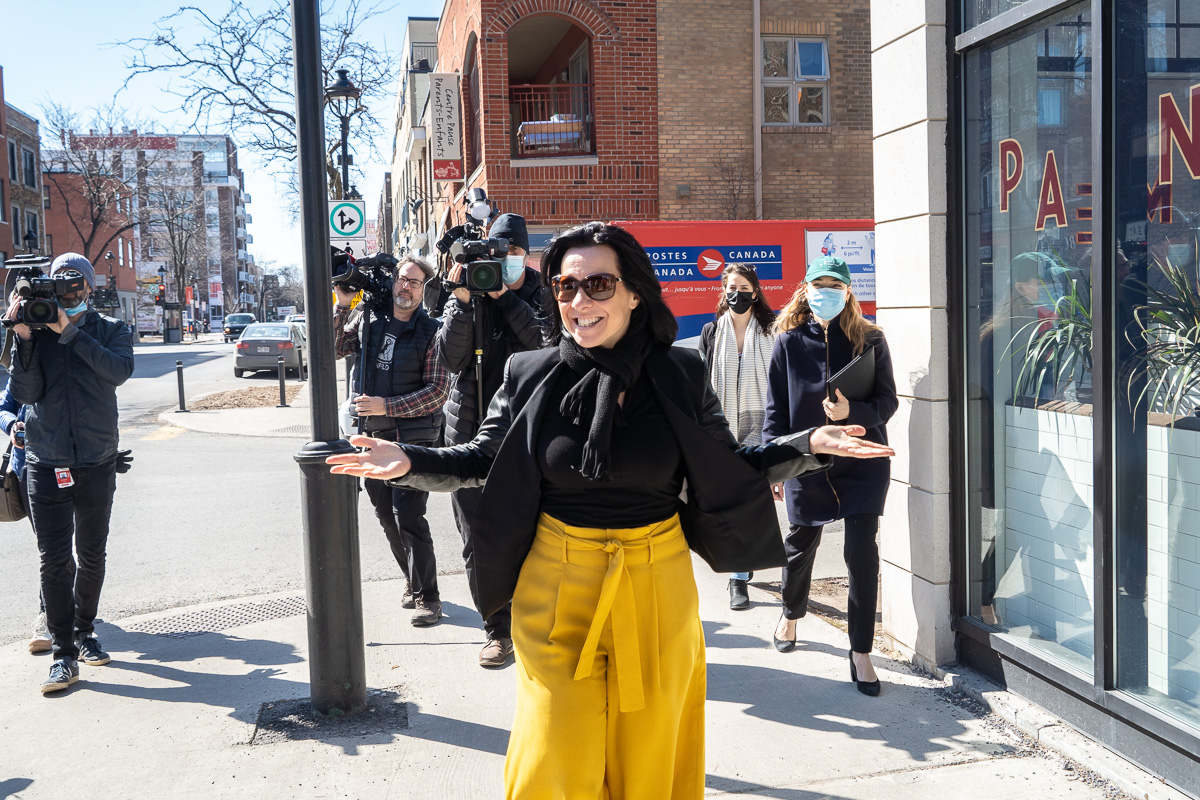La mairesse Valérie Plante sur la rue Weillington, à Verdun, lors de l'annonce de la piétonnisation des rues