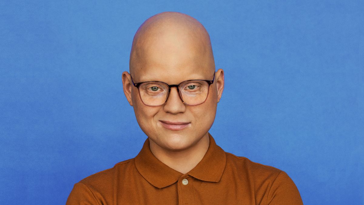 Simon Delisle sur l'affiche de son one man show, "Invincible"