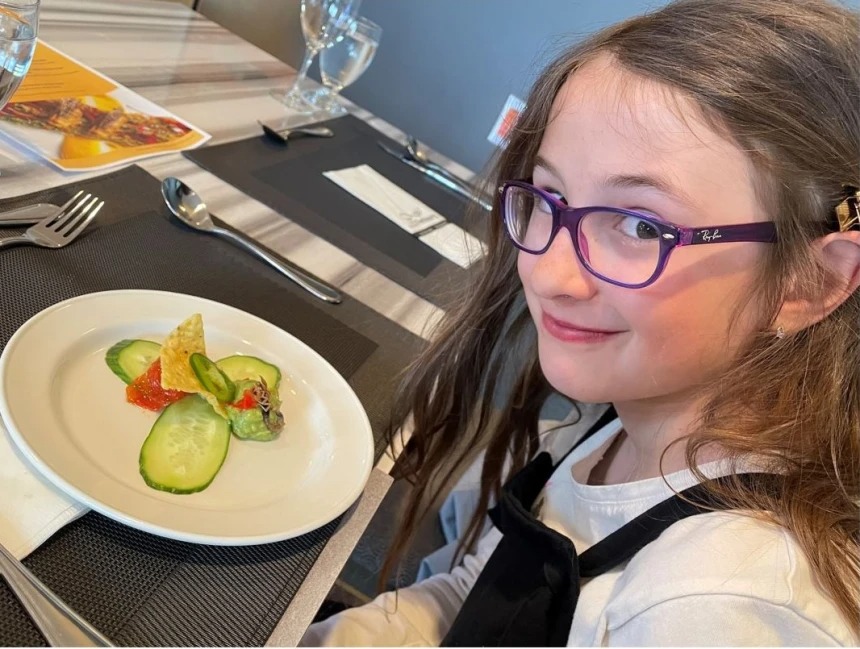 La scorpion, entier, trône dans l'assiette d'Angélique Turgeon, 9 ans.