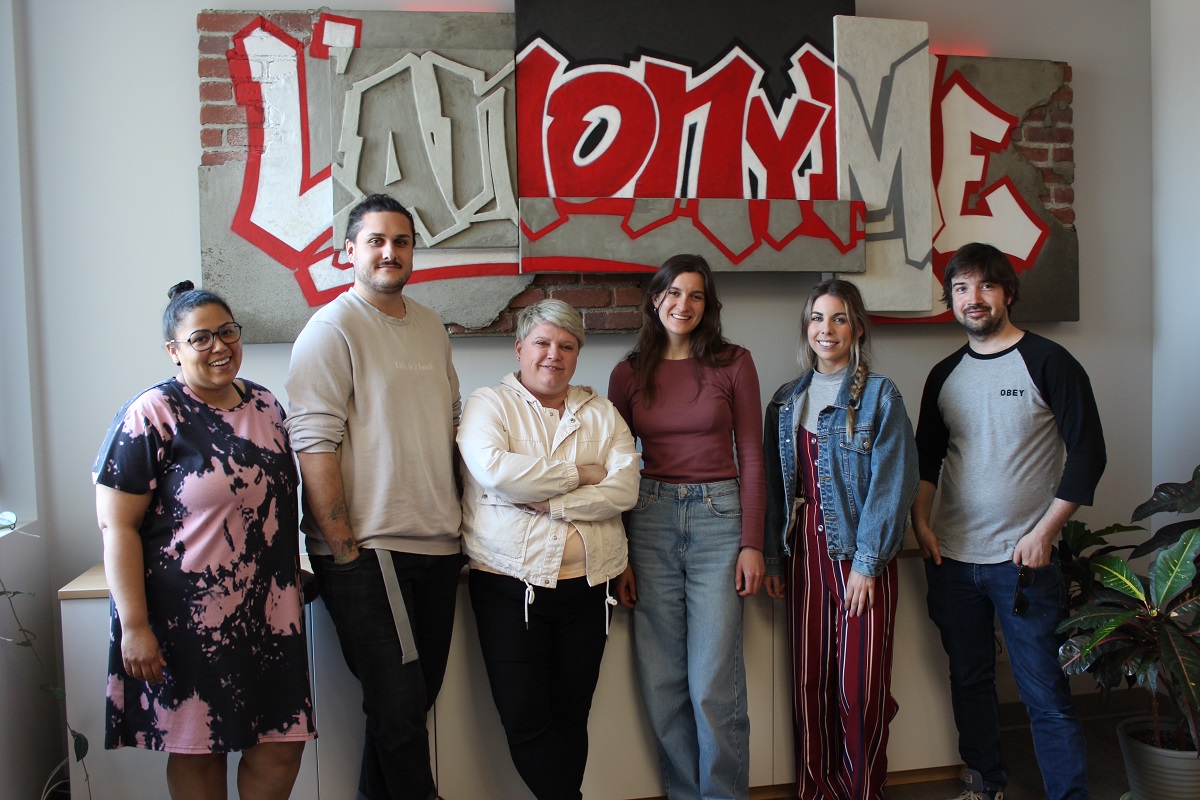 Sylvie Boivin entourée d’une partie de l’équipe de L’Anonyme.