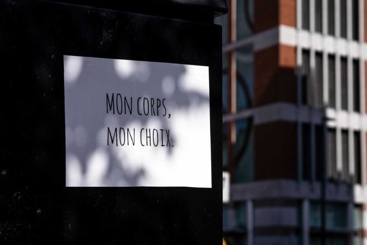 Une affiche pro-choix est collée sur un feu de signalisation.