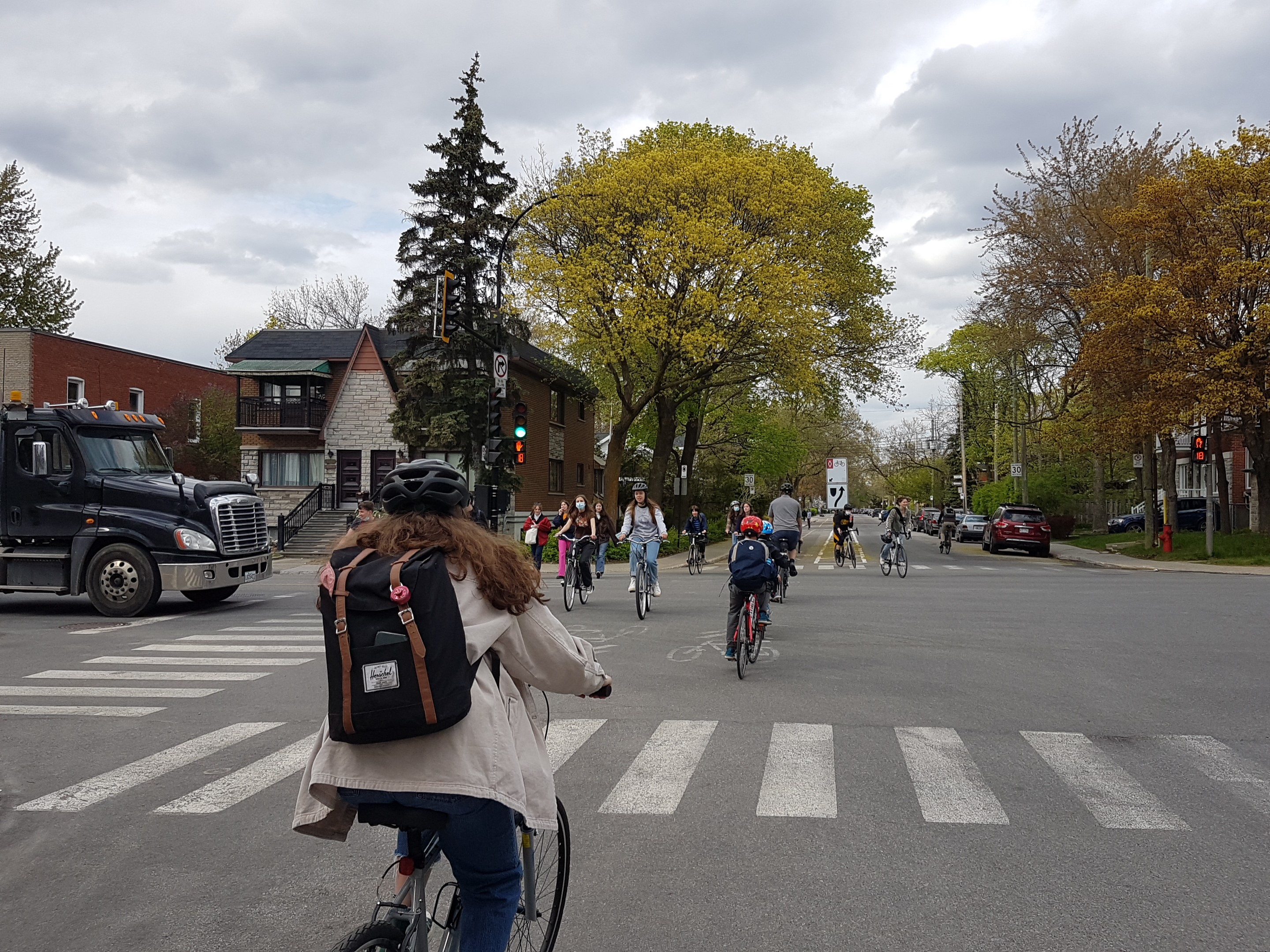 Hors période estivale, les protections souples sont retirés des bandes cyclables Prieur et Sauriol.