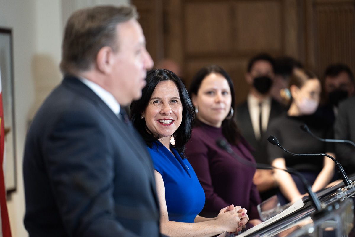 Valérie Plante sourit à François Legault lors d'un point de presse commun.