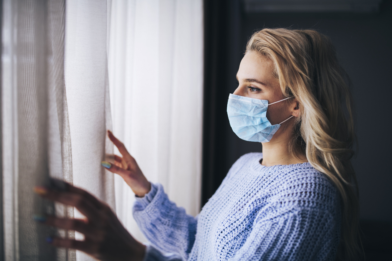 Une jeune femme est en isolation chez elle car elle a contracté la covid-19