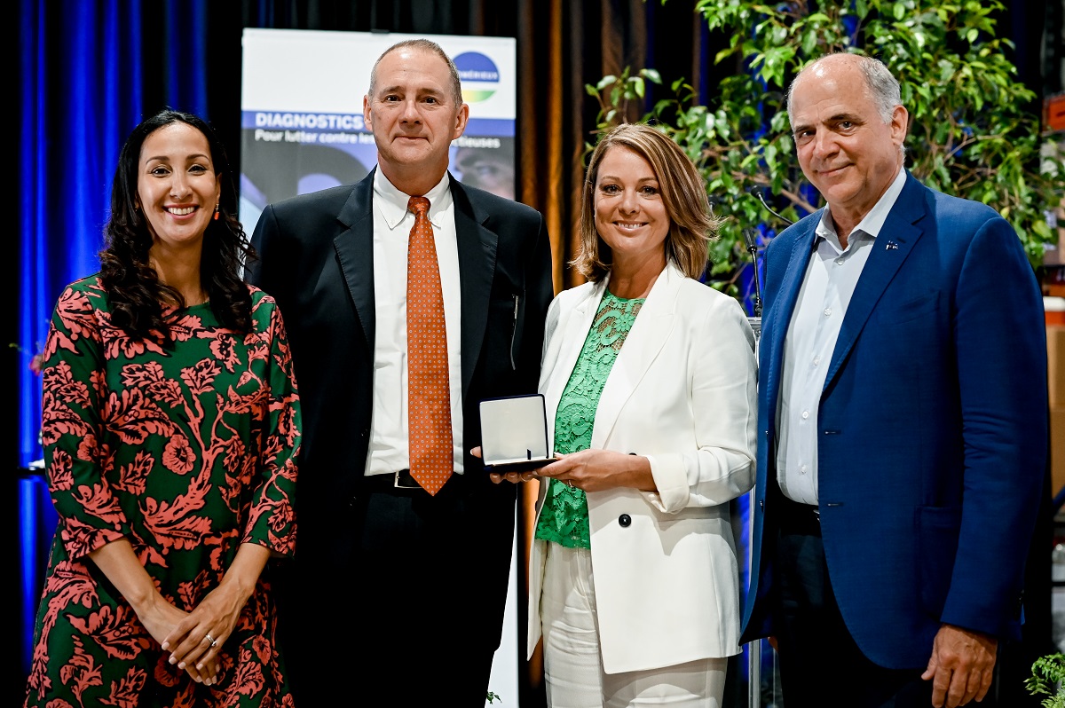 La remise de la médaille à l'entreprise BioMérieux