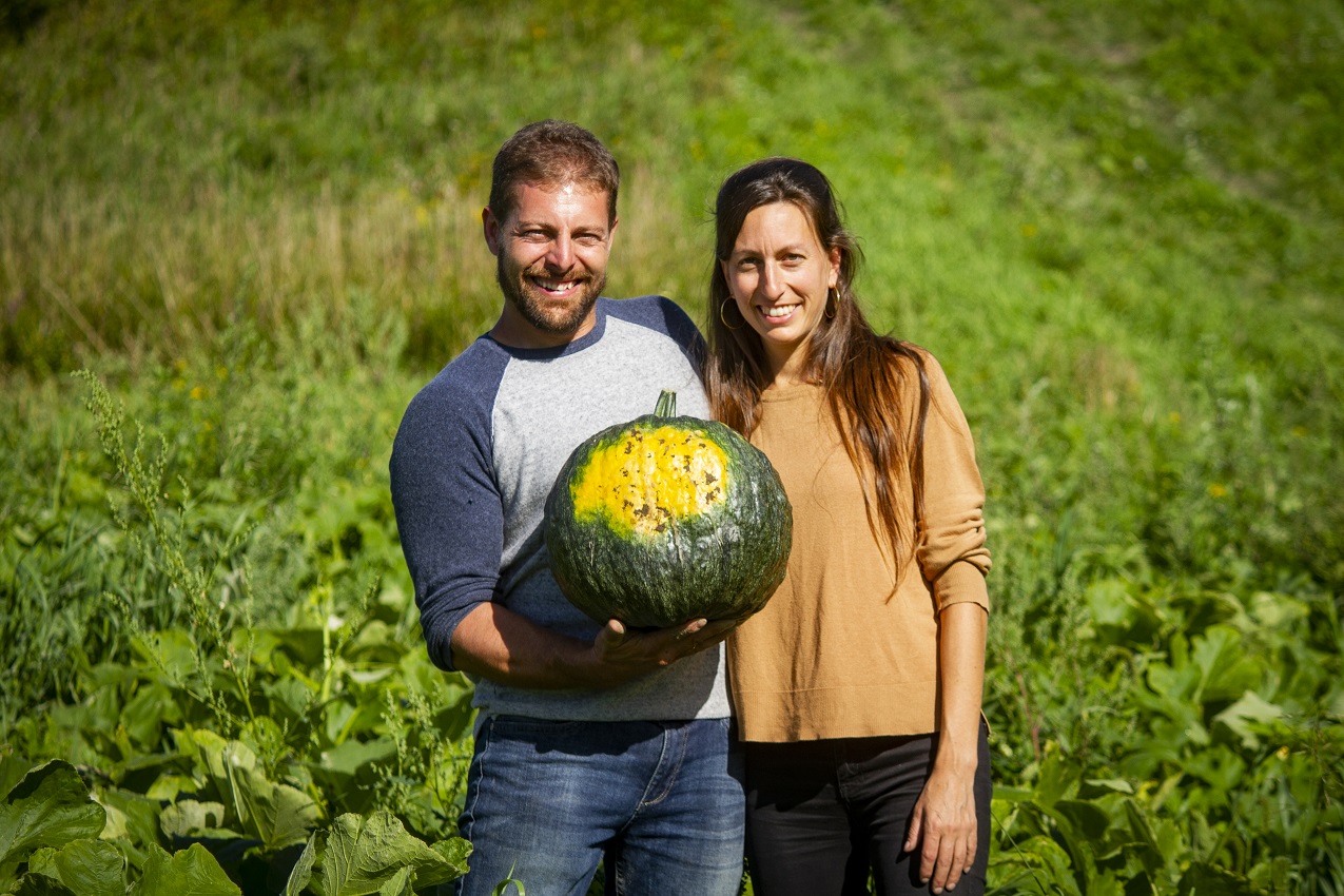 Les entrepreneurs Sébastien Angers et Marie-Josée Richer se sont associé pour développer une culture régénératrice de graines de citrouilles