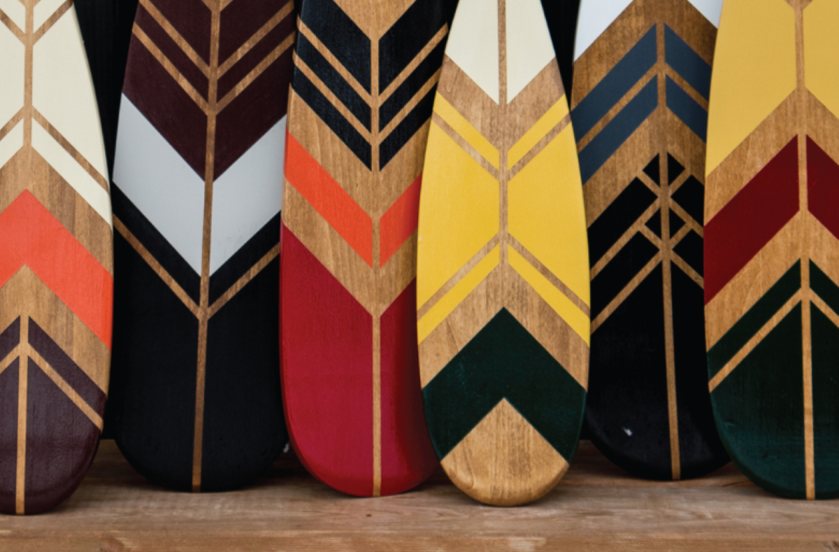 Des pagaies artisanale de la compagnie Onquata, un duo mère fille Wendat.