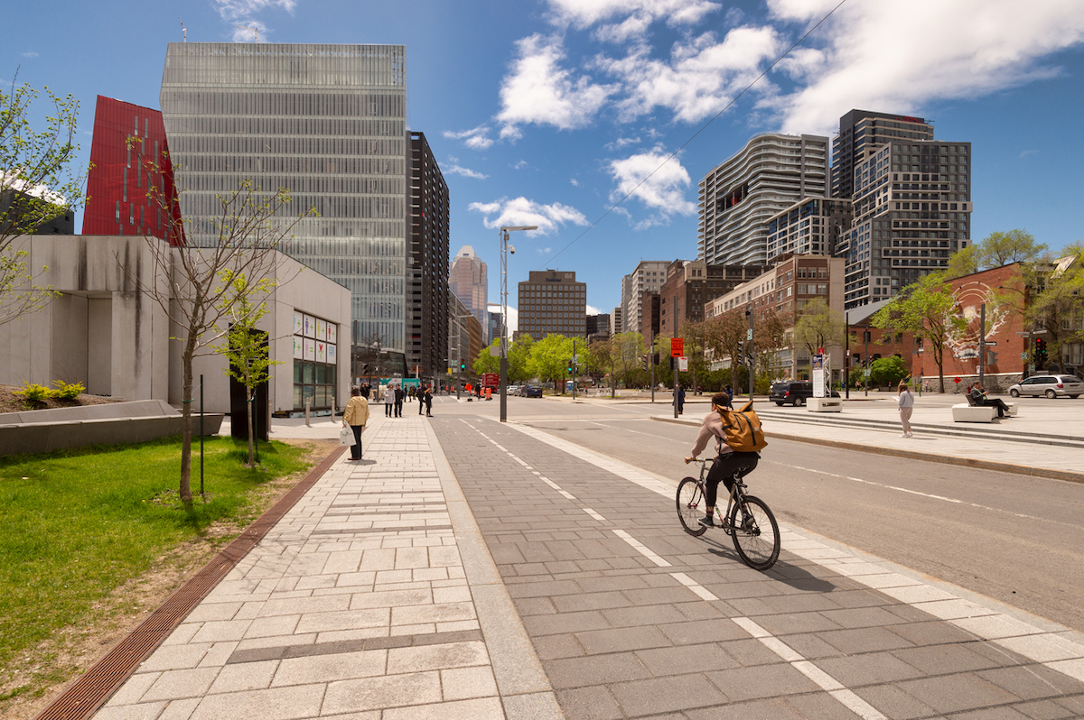 Une cycliste à Montréal.