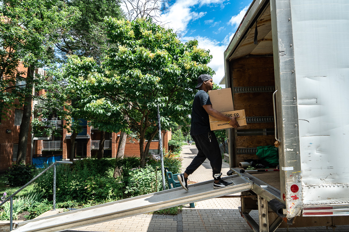 Des déménageurs remplissent un camion de déménagement.