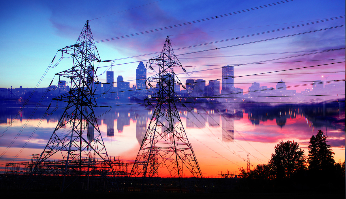 Des pylônes devant le skyline de Montréal illustrant les pannes d'électricité.