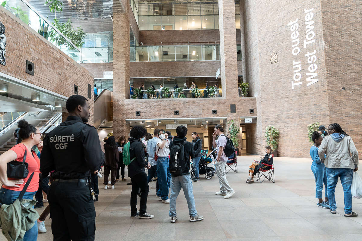 Des centaines de personnes attendent en file devant les bureaux de Service Canada, au complexe Guy-Favreau, afin d'obtenir un passeport.