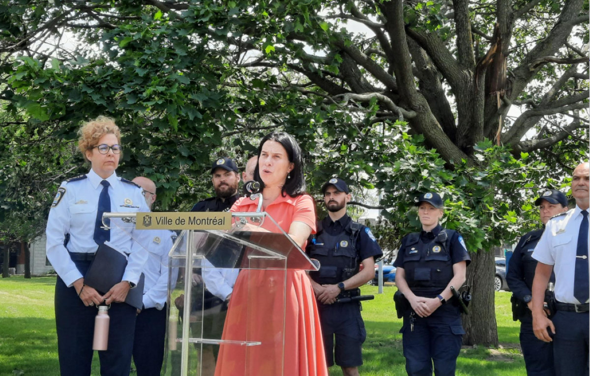 Sophie Roy, directrice par interim du SPVM, en a fait l'annonce aujourd'hui au poste de quartier 42, accompagnée de la mairesse Valérie Plante et du commandant de la Section des crimes majeurs, M. Paul Verreault.