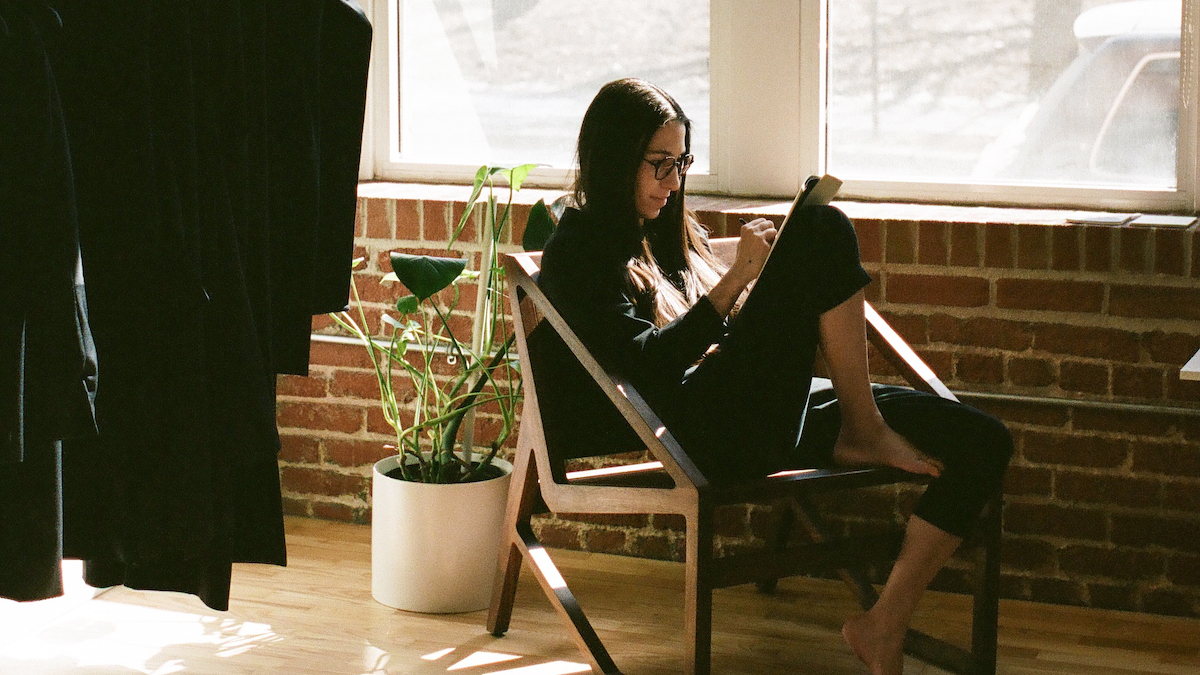 La designer de mode éthique Elisa C-Rossow à l’œuvre dans son atelier de Pointe-Sainte-Charles