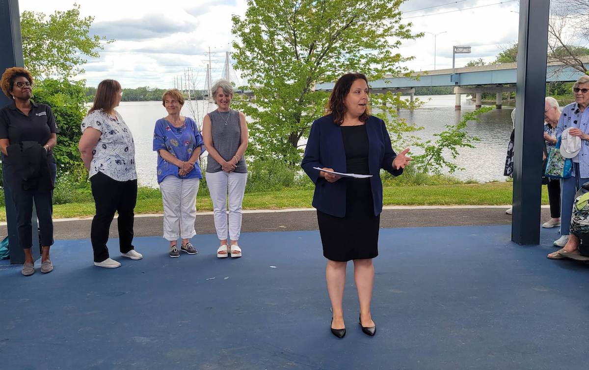 La mairesse Caroline Bourgeois dos à la "Fenêtre sur la rivière".
