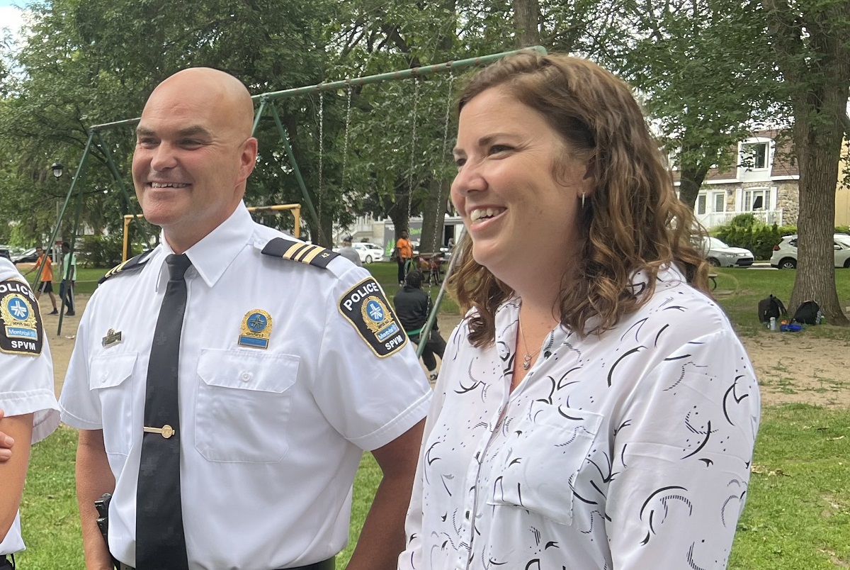 Le commandant François Labonté et Karine Mac Donald, coordonnatrice de projets au CAVAC de Montréal.