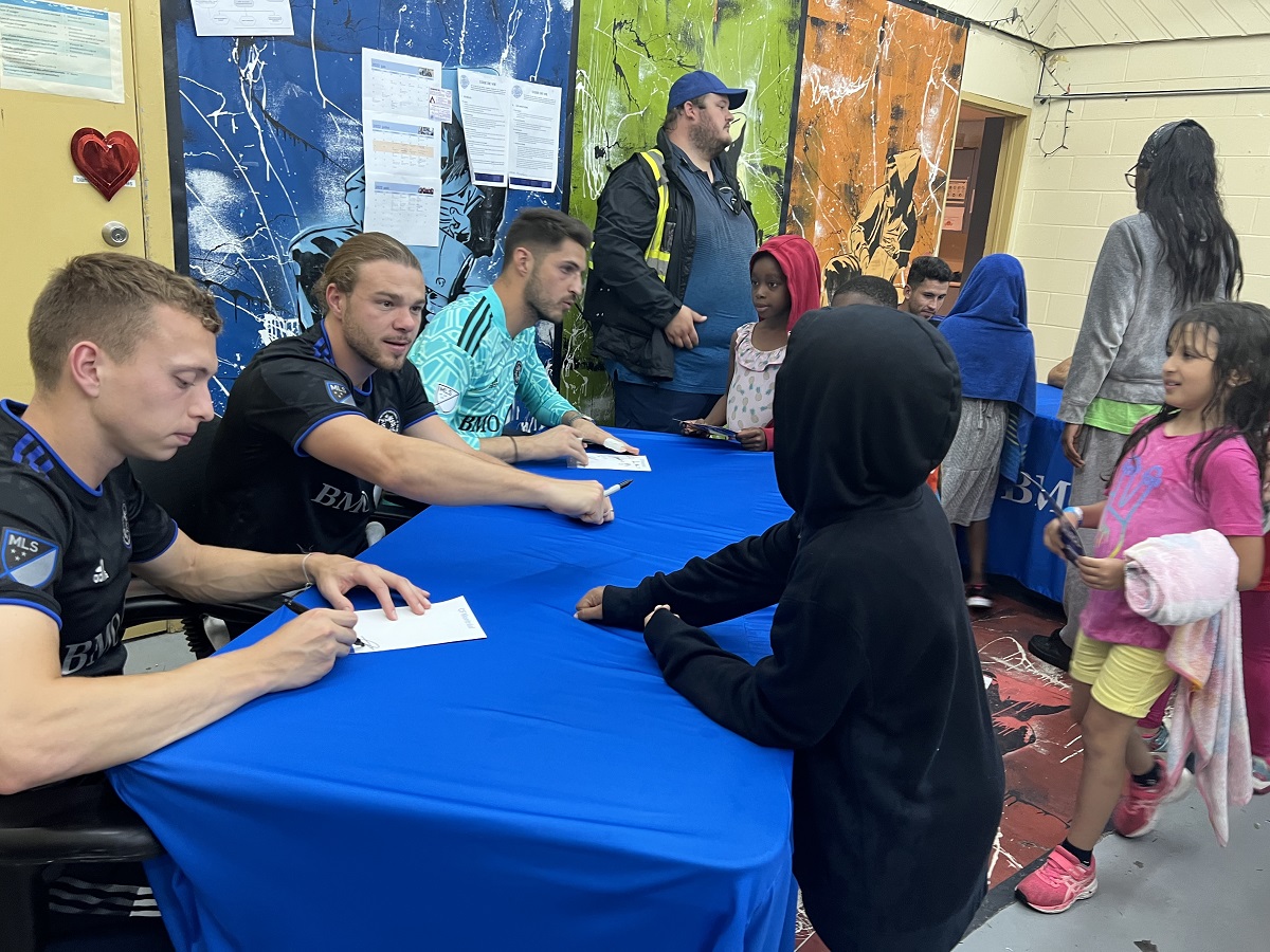Les enfants des camps de jour des Fourchettes de l’espoir étaient nombreux à vouloir un autographe.