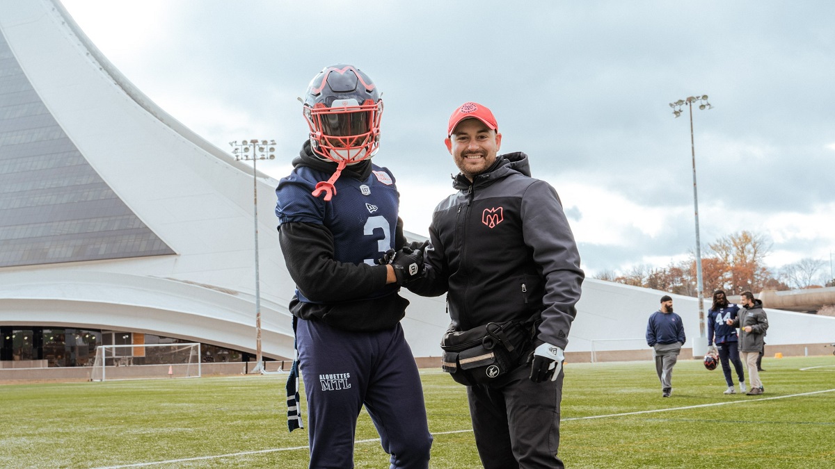 Le thérapeute en chef des Alouettes de Montréal, Tristan Castonguay en compagnie d'un joueur.