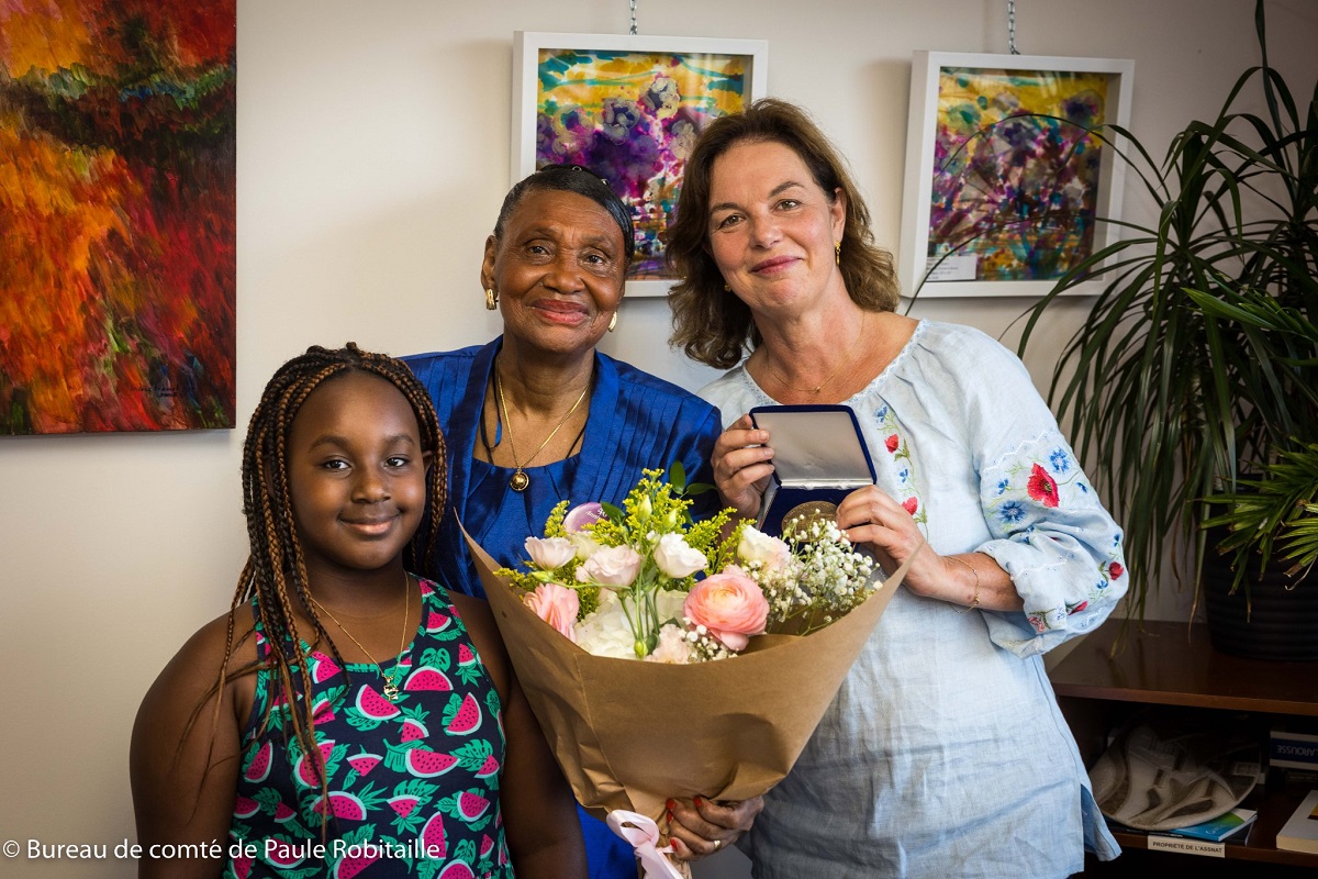La députée libérale Paule Robitaille a notamment remis une médaille à Mme Pamphile, fondatrice des Pèlerins de Montréal-Nord.
