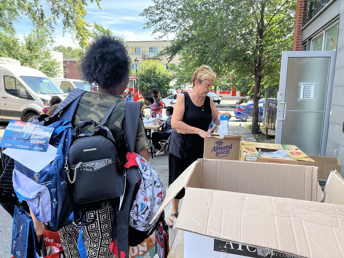 Brunilda Reyes distribue des denrées aux