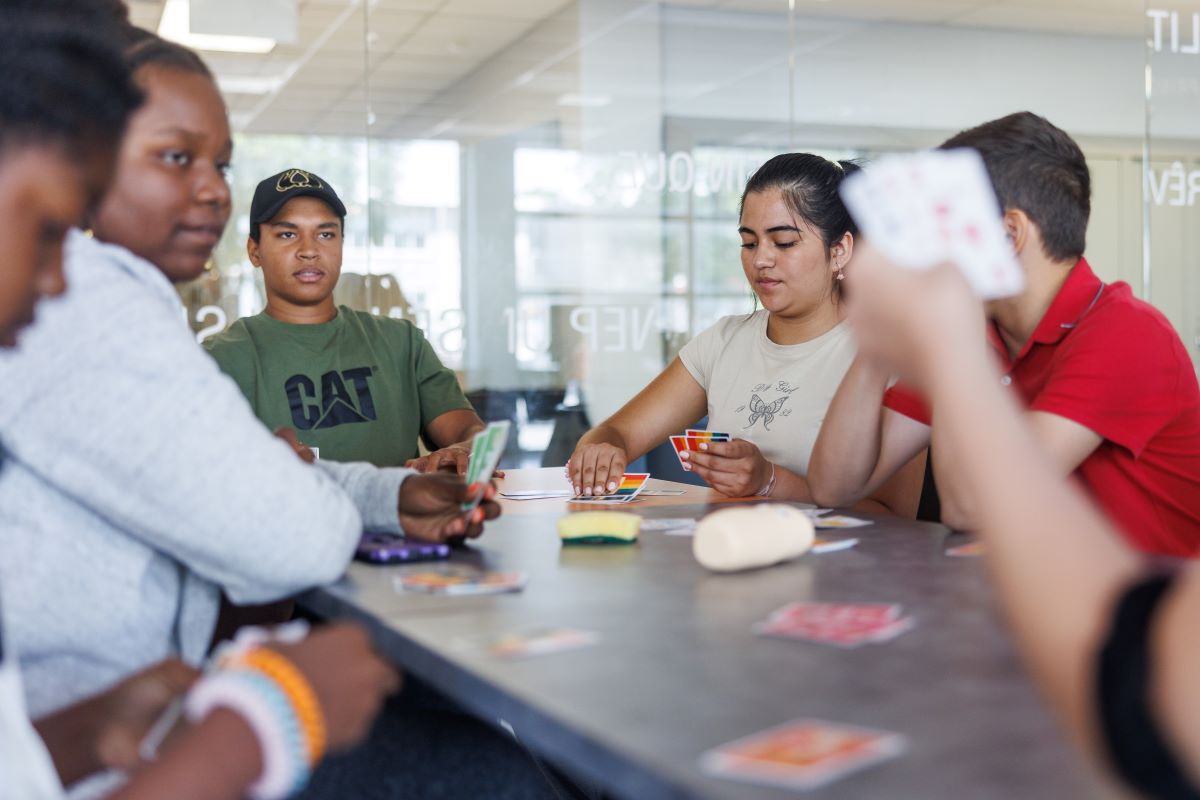 Les adolescents de la ZAD jouent à Aie Aie Burrito