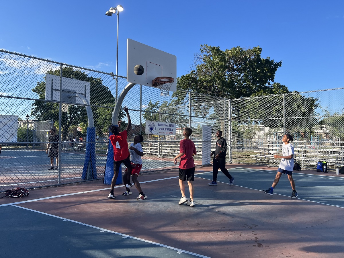 Des jeunes de Montréal-Nord jouant au basketball