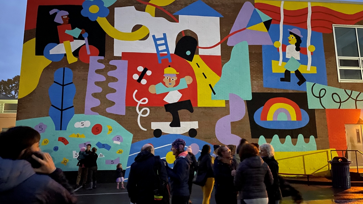 La murale a été inaugurée en soirée le 19 octobre dernier.