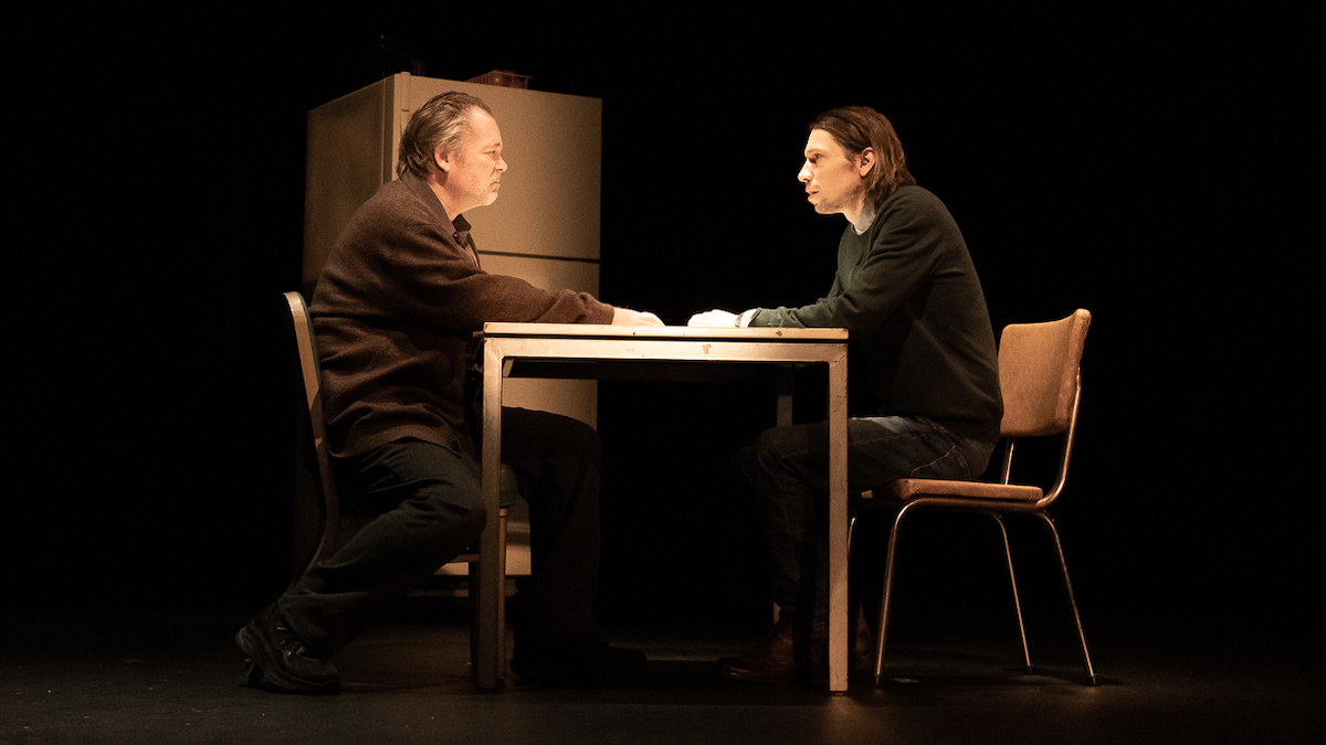 Martin Faucher et Félix-Antoine Boutin dans le face-à-face père-fils « Qui a tué mon père », présenté jusqu’au 10 décembre au Quat’Sous.