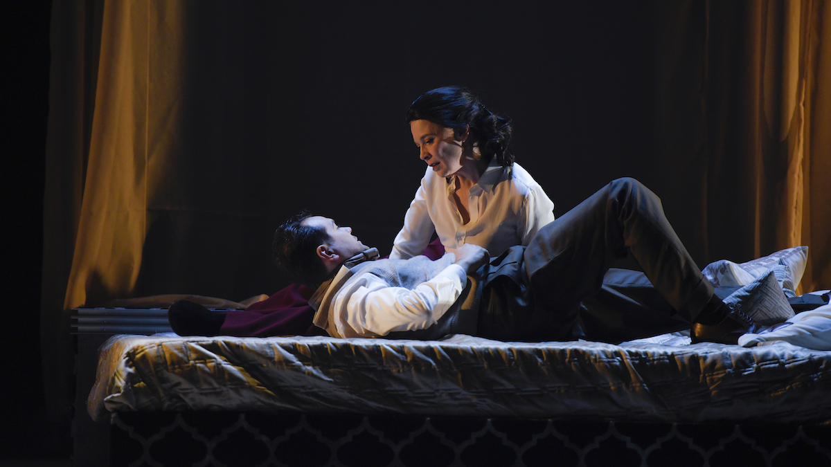 Dans « Je t’écris au milieu d’un bel orage », l’histoire d’amour transcendante d’Albert Camus et de Maria Casarès, incarné.e.s par Steve Gagnon et Anne Dorval, embrase les planches du Théâtre du Nouveau Monde jusqu’au 19 février.