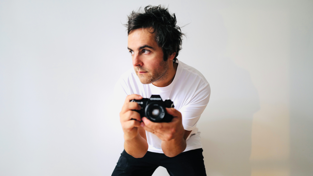 L’auteur-compositeur-interprète Duma sortira demain son 12e album en carrière, le planant « Cosmologie », empreint d’une lumière crépusculaire.