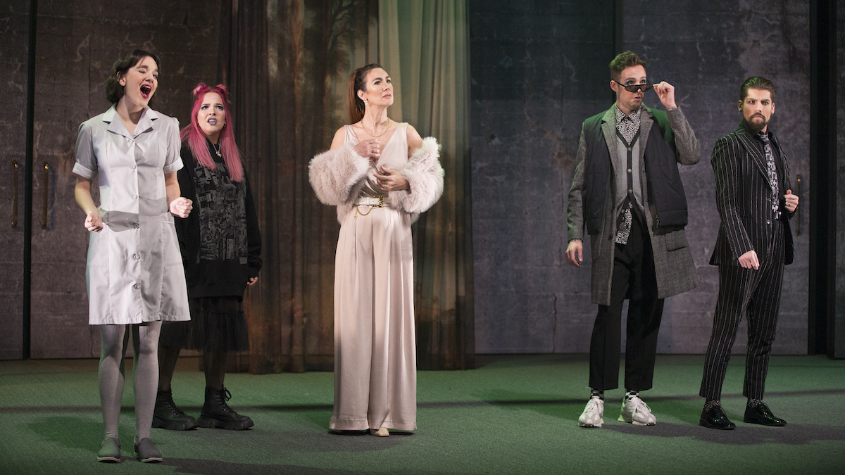 Les personnages cupides de la comédie grinçante « Le faiseur », inspirée de la pièce d’Honoré de Balzac, magouillent sur la scène du Théâtre Denise-Pelletier jusqu’au 18 février.