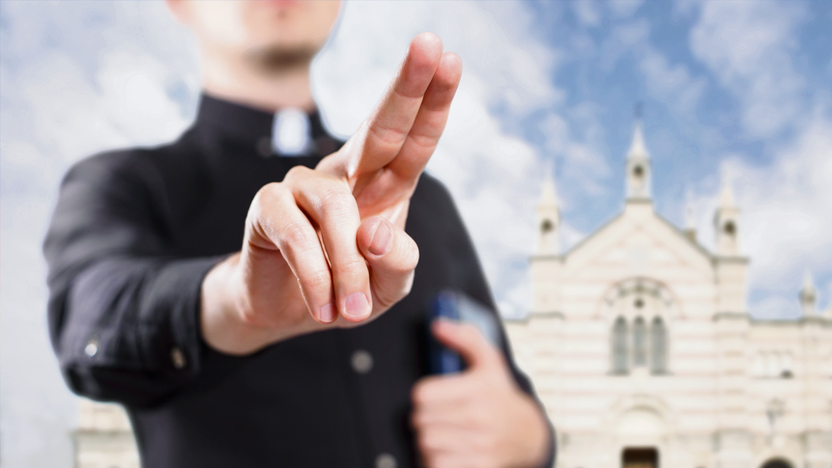 Prêtre devant une église