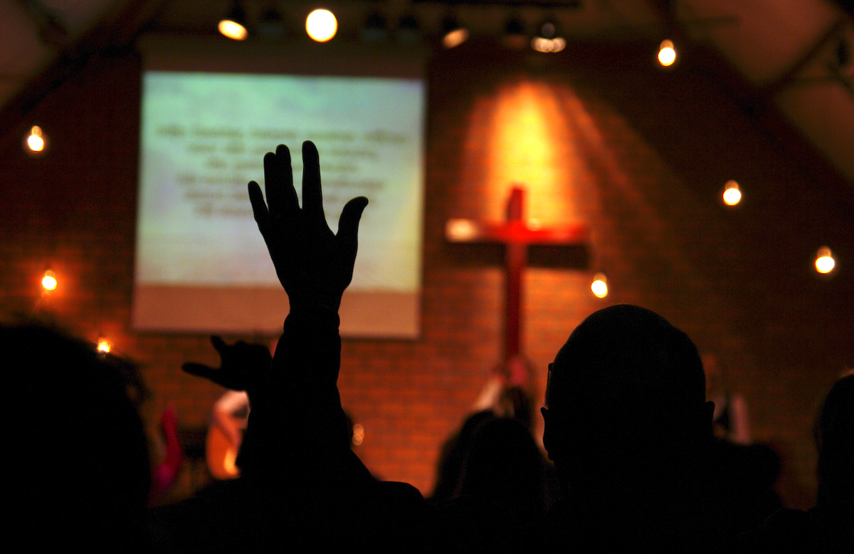 Des fidèles dans une église.