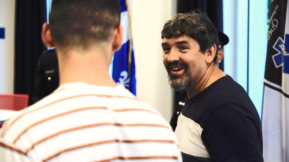 Martin Gignac lâchant un sourire à son fils Nicolas, qui est lui-même paramédic.