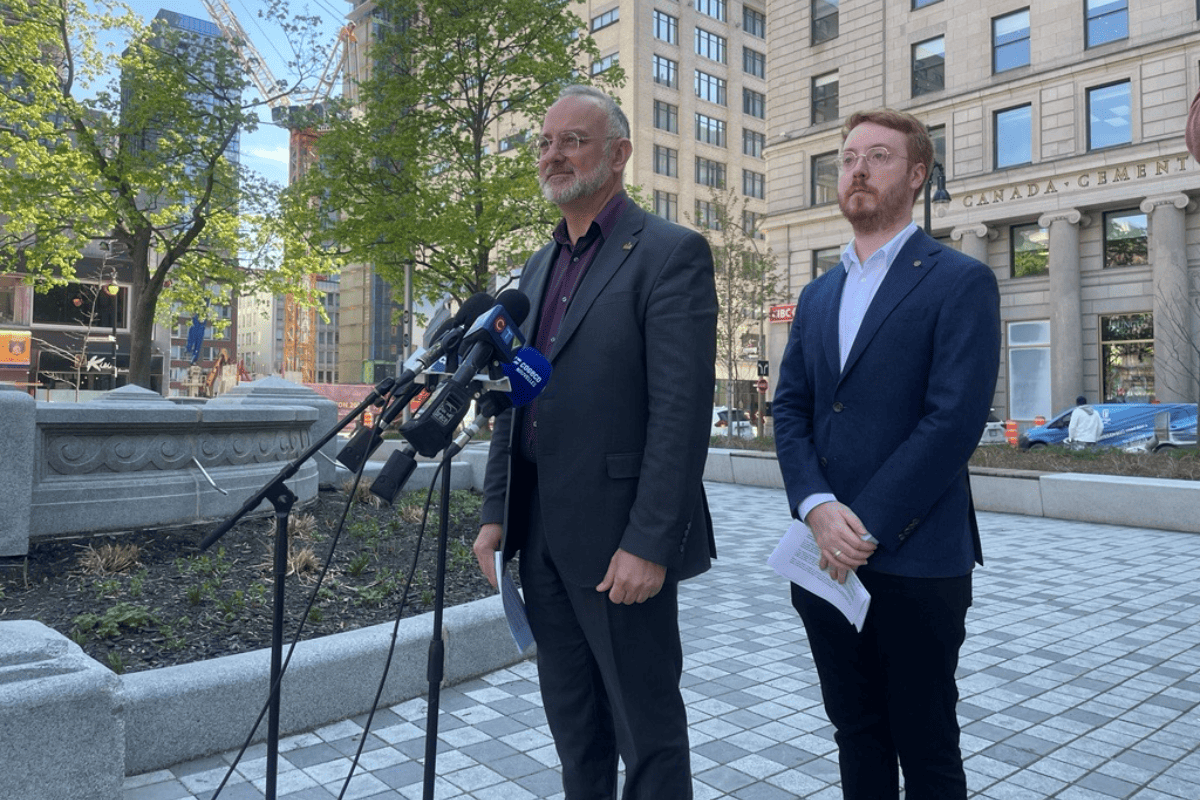 Le chef de l'Opposition officielle à l'hôtel de ville de Montréal, Aref Salem accompagné par le porte-parole de l'opposition officielle en matière de développement économique, Julien Hénault-Ratelle.