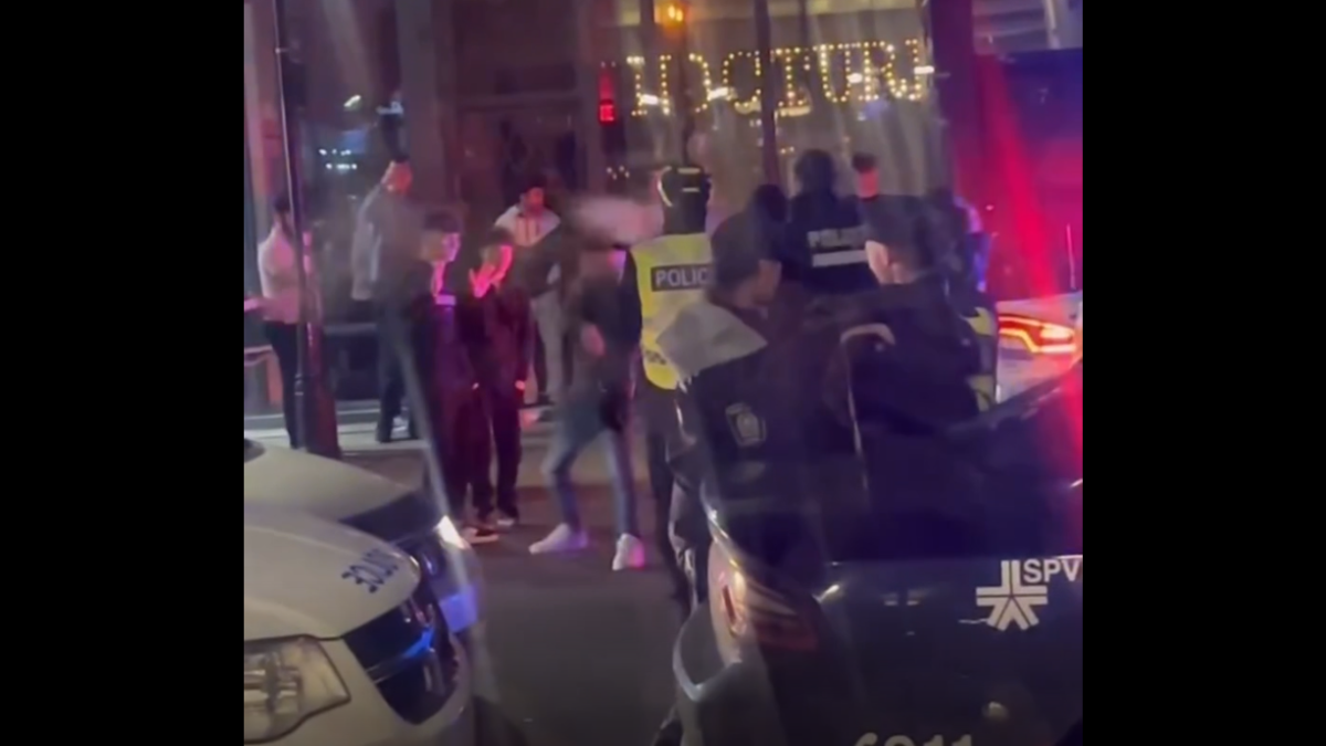 Des agents du SPVM semblant utiliser du poivre de cayenne sur des noctambules.