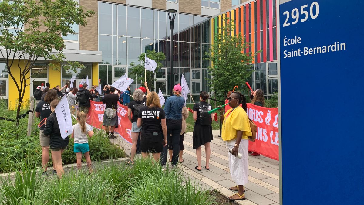 La mobilisation ce lundi 26 juin devant l'école Saint-Bernardin.