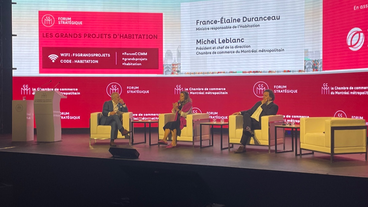 Le président-directeur général de la CCMM, Michel Leblanc, la ministre de l'Habitation France-Élaine Duranceau et le directeur général de la CMM, Massimo Iezzoni.