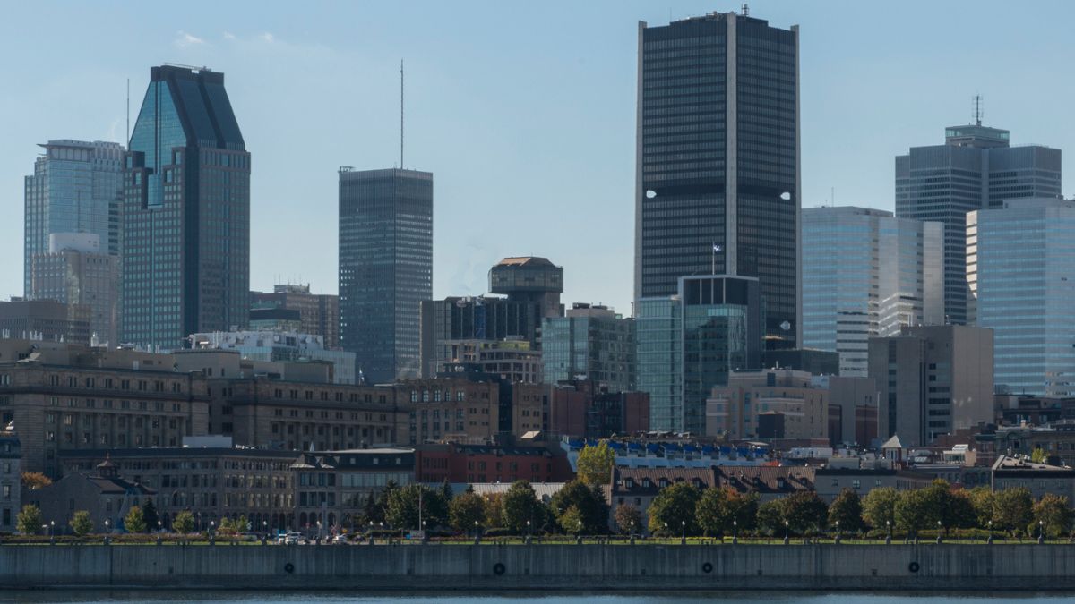Le centre-ville de Montréal vu du fleuve Saint-Laurent.