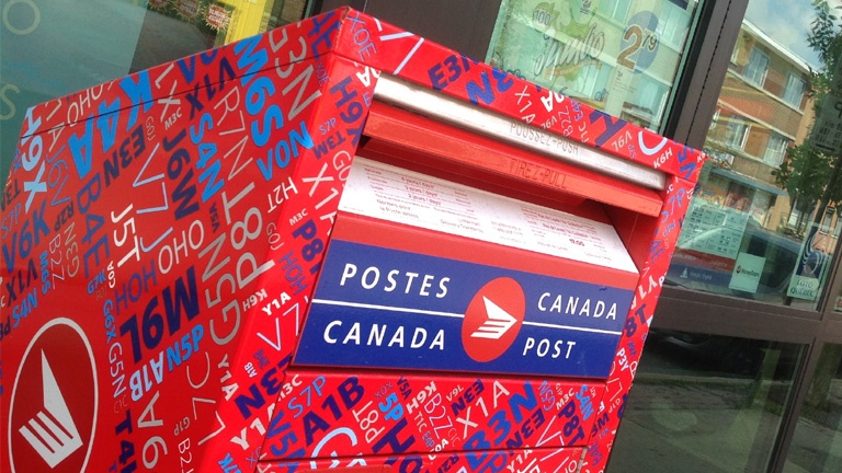 Une boîte aux lettres de Postes Canada