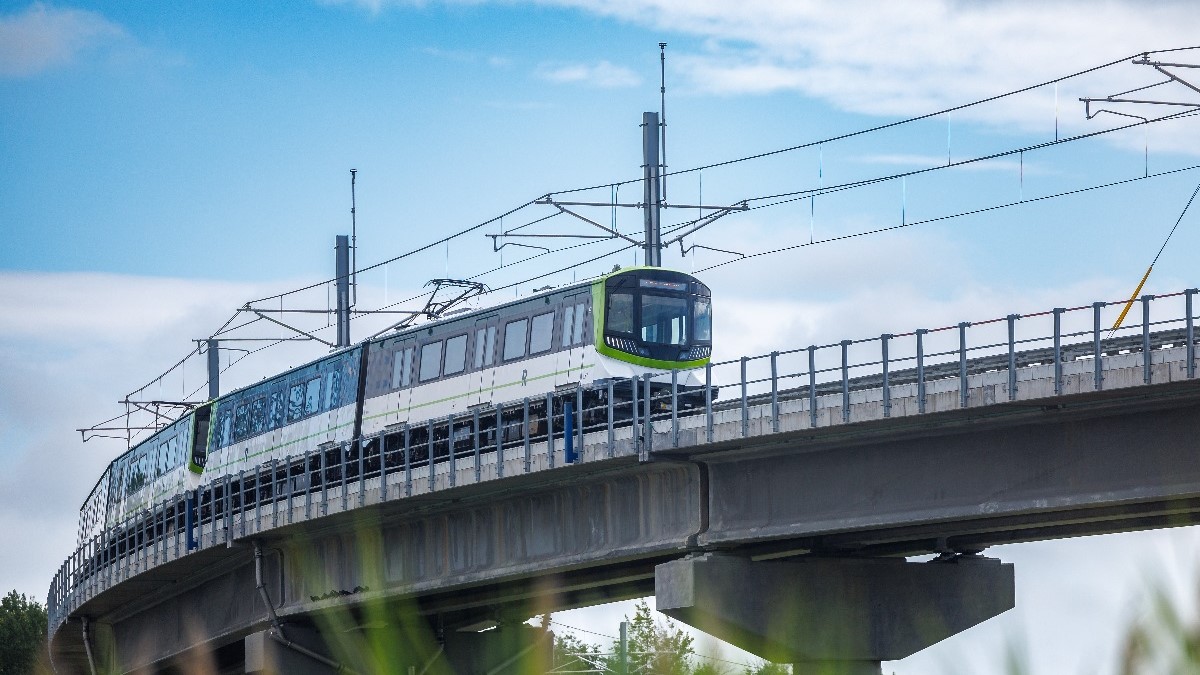 Un train du REM circulant en hauteur.