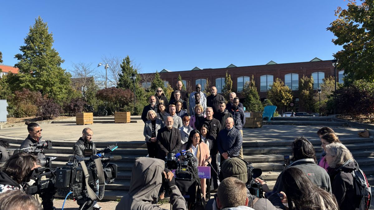 Soraya Martinez Ferrada lors du point de presse dévoilant la plateforme électorale d'Ensemble Montréal.