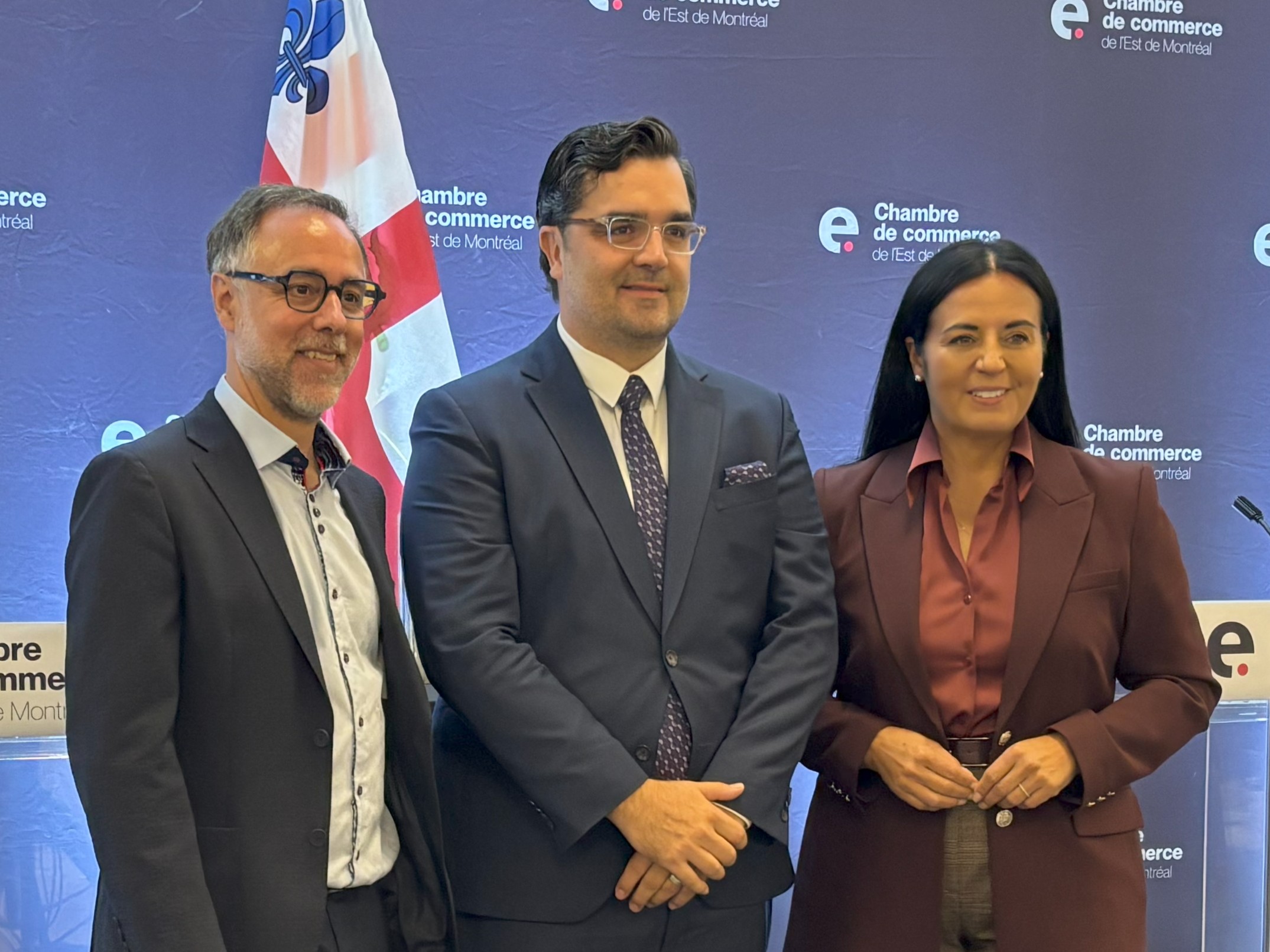 Luc Rabouin, chef de Projet Montréal, Jean-Denis Charest, directeur général de la CCEM, et Soraya Martinez Ferrada, cheffe d'Ensemble Montréal, lors du débat organisé par la CCEM dans le cadre des élections municipales 2025.