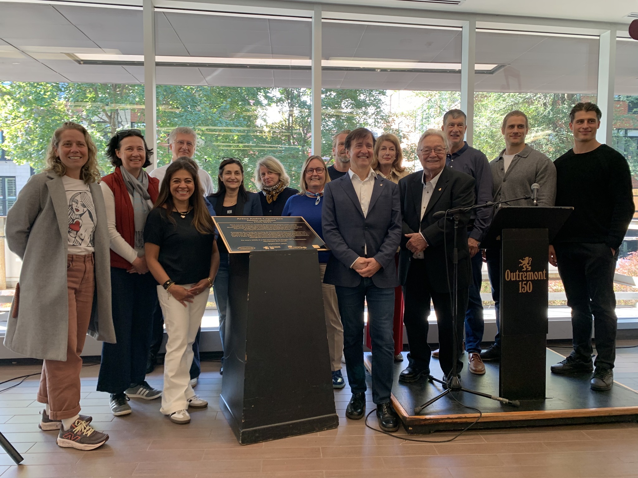 Laurent Desbois, maire d'Outremont, accompagné de divers dignitaires lors de la cérémonie pour renommer l'aréna d'Outremont en hommage à André Laperrière.