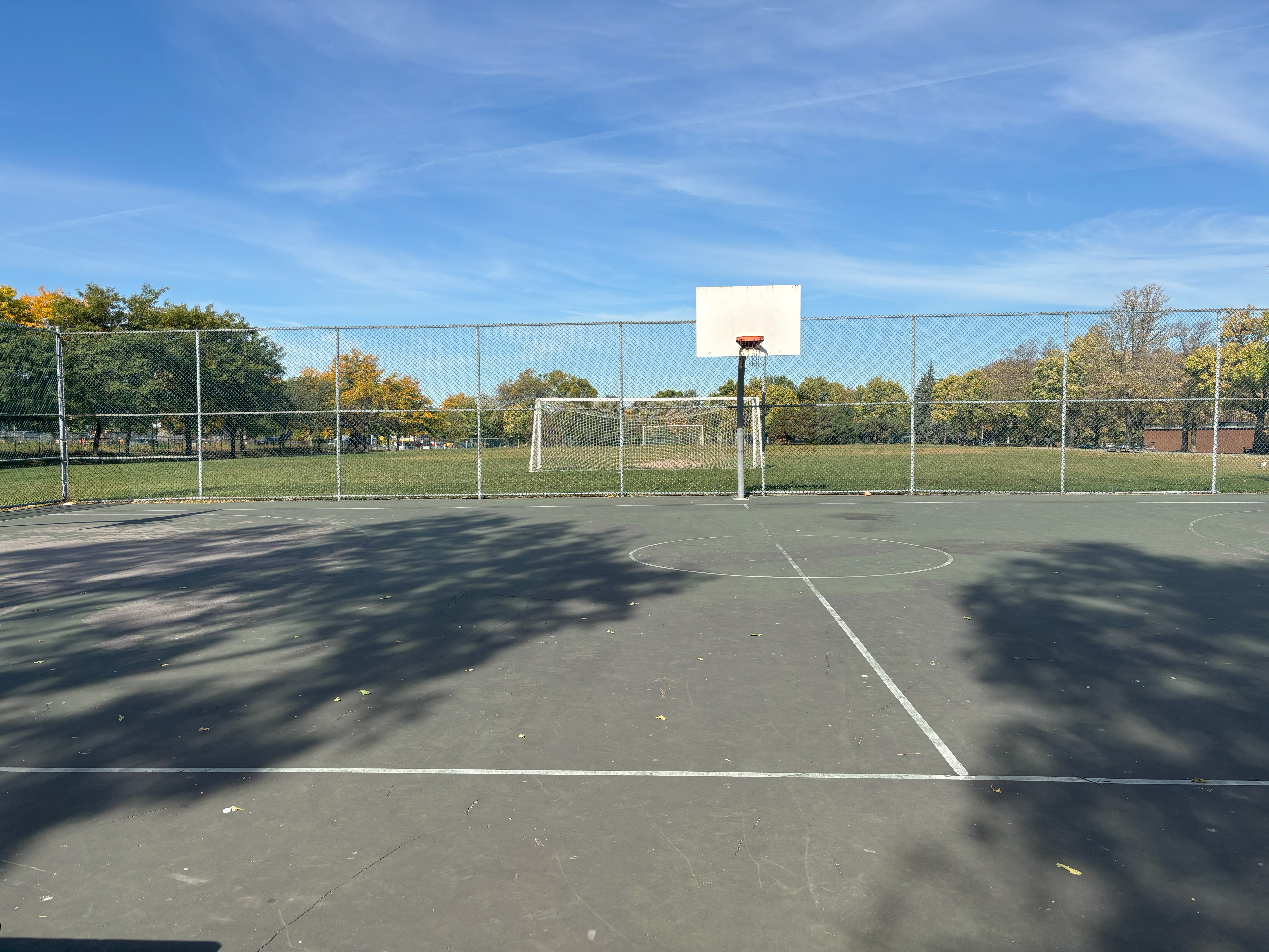 Un terrain de basketball au parc Villeray, dans l'arrondissement Villeray-Saint-Michel-Parc-Extension.