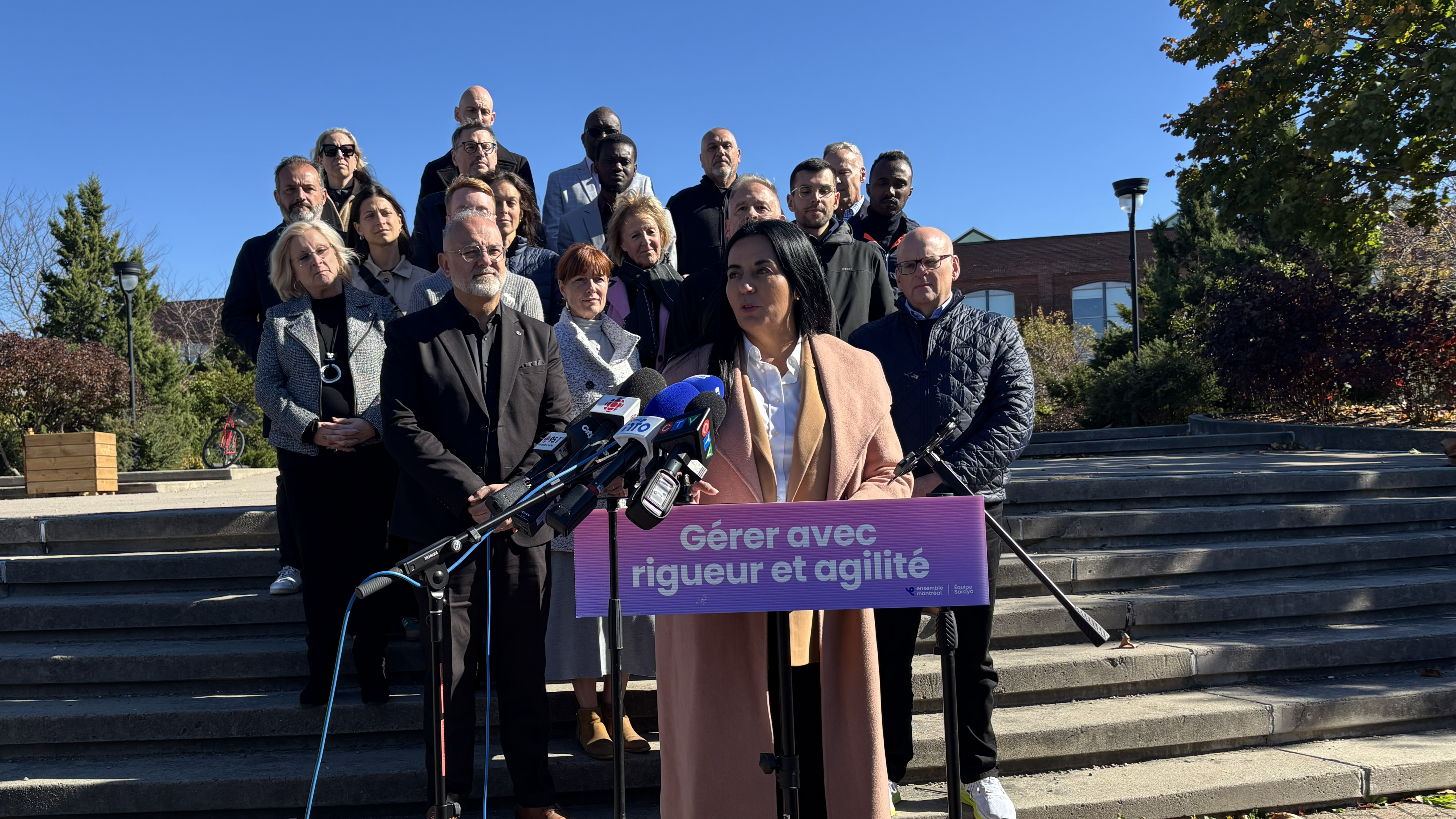 Soraya Martinez Ferrada accompagnée de candidats d'Ensemble Montréal lors du lancement de la plateforme électorale du parti.