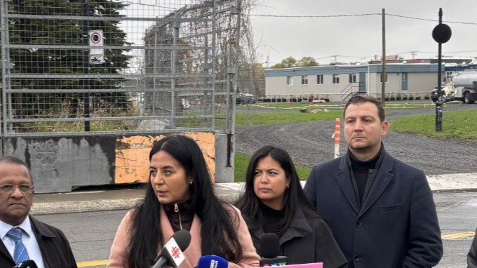 Soraya Martinez Ferrada devant le site de l'ancien hippodrome Blue Bonnets.