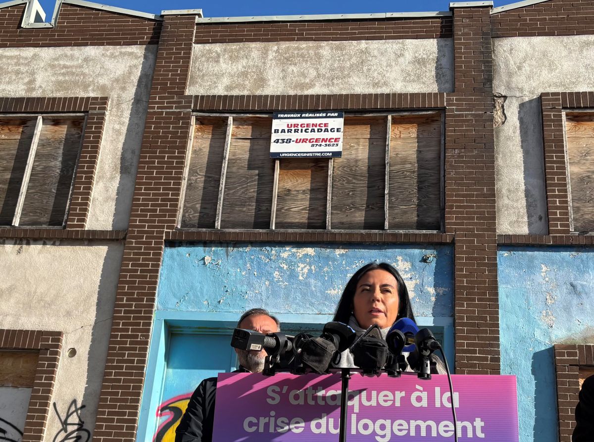 Soraya Martinez Ferrada devant un immeuble vide acquis par la Ville il y a 6 ans.