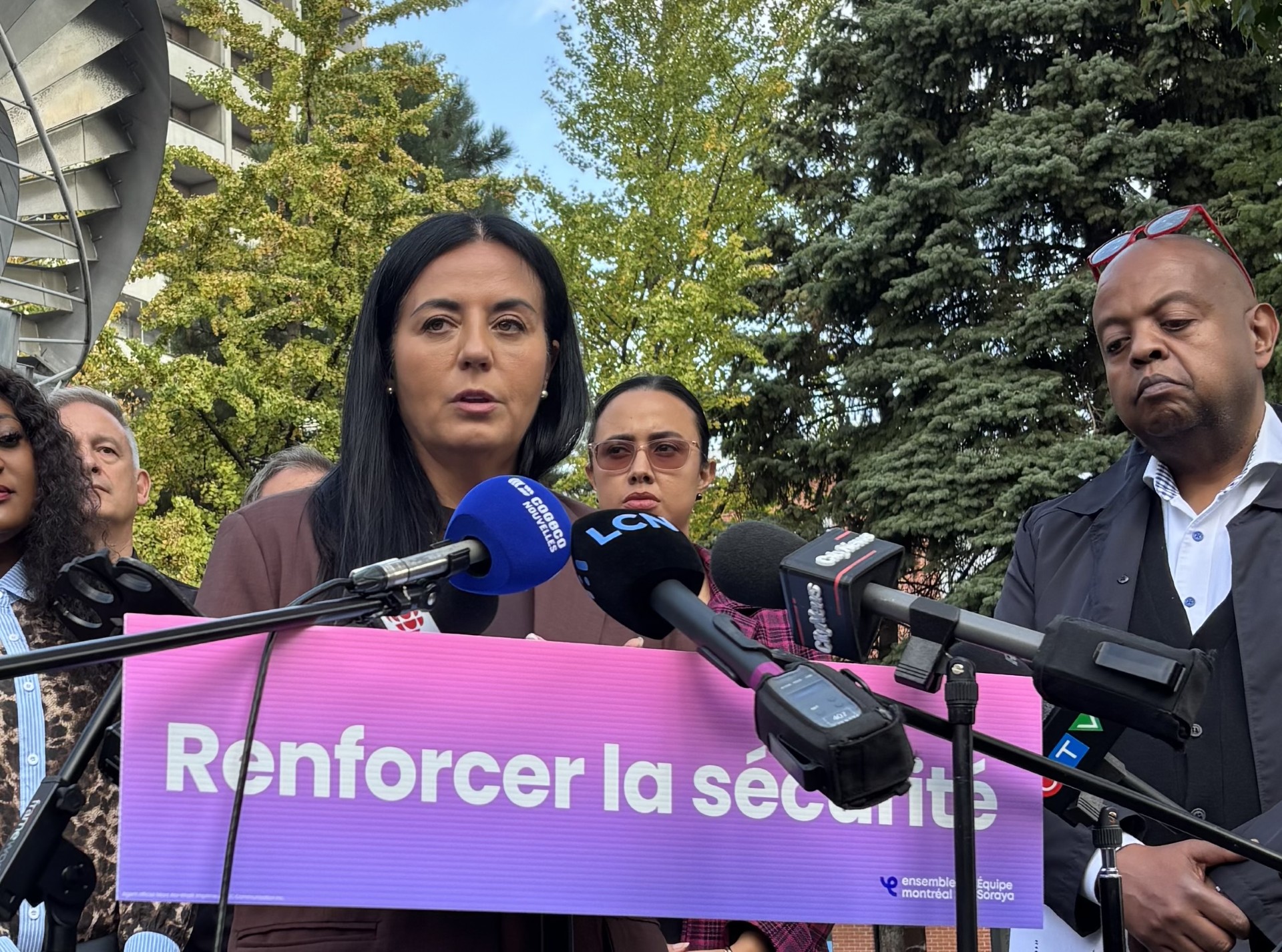Soraya Martinez Ferrada accompagnée de plusieurs candidats d'Ensemble Montréal.